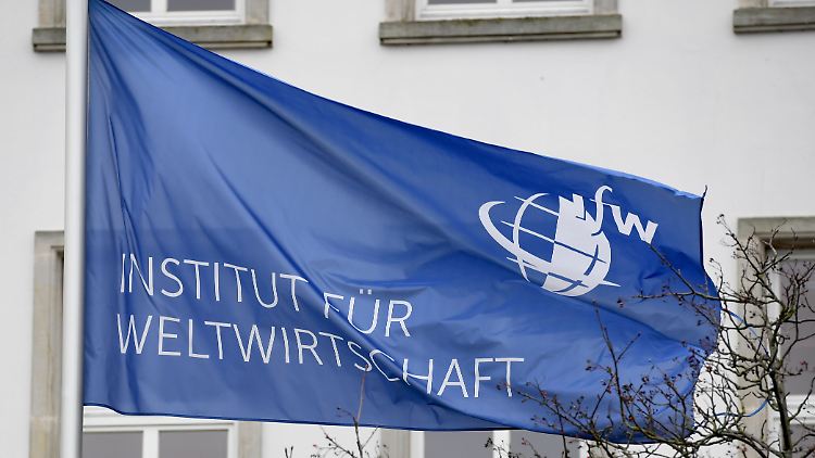 Angesichts des nahenden Winters sollten die westlichen Verbündeten ihre Hilfe für die Ukraine deutlich erhöhen, mahnt IfW-Experte Pietro Bomprezzi.