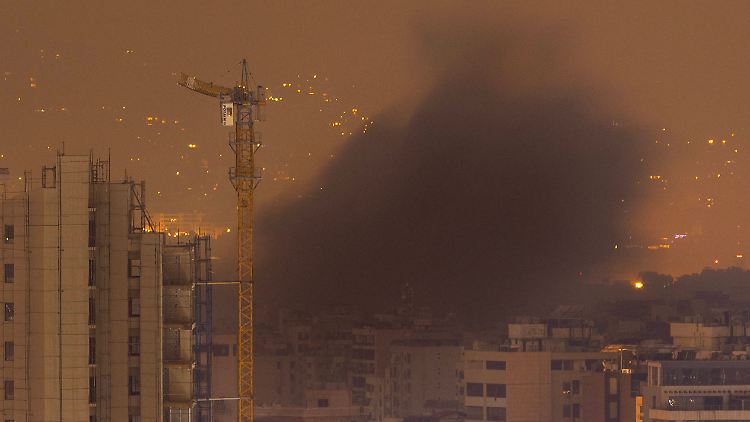 Rauch steigt nach den israelischen Luftangriffen auf die südlichen Vororte Beiruts auf. 