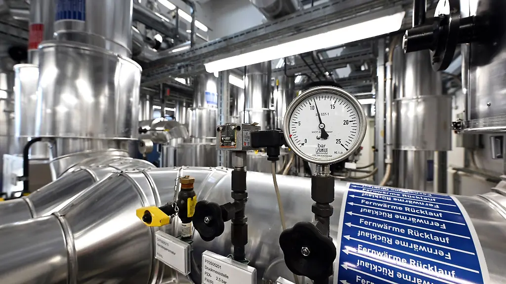 Fernwaerme-Ruecklauf-steht-auf-den-Rohren-in-einem-Solarthermie-Kraftwerk