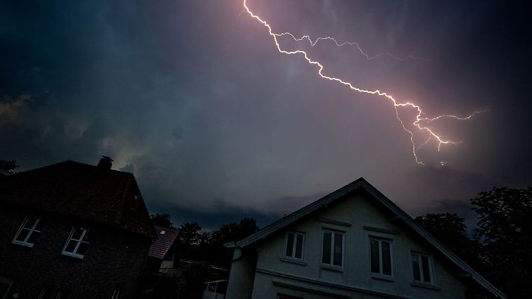 Sturm vorbei? Dann sollten nach dem Ereignis mögliche Schäden sorgfältig dokumentiert werden.