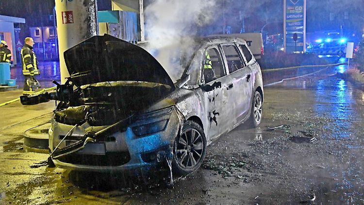 In dem Wrack fanden Feuerwehrleute die Frauenleiche.