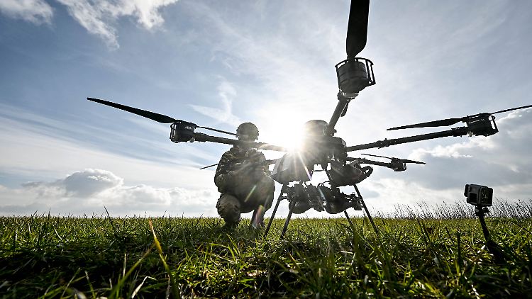 Ein ukrainischer Soldat startet im Februar 2024 eine Drohne in der Region Saporischschja.