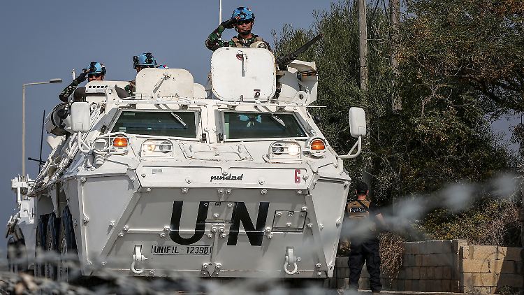 UN-Friedenssoldaten fahren im Oktober 2022 zu ihrem Hauptquartier im libanesischen Grenzdorf Nakura.