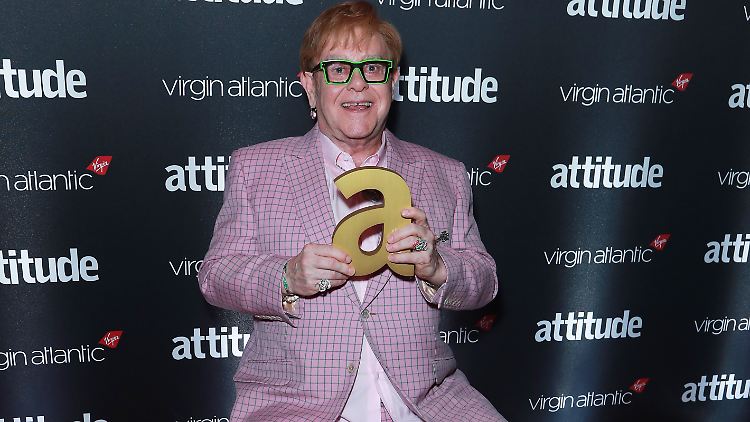 Er scheint sich über das "A" aber durchaus gefreut zu haben: Elton John.