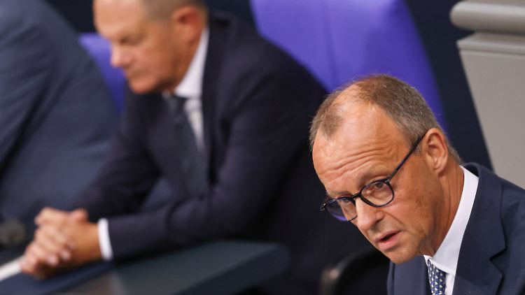 "Risse in der Solidarität": Merz und Scholz (l) beim Schlagabtausch im Bundestag. 