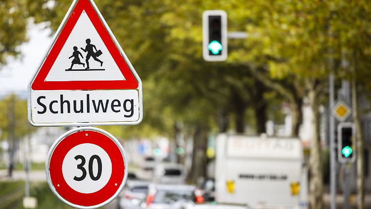 Vor Kitas, Pflegeheimen und Krankenhäusern könnten künftig mehr Tempo-30-Schilder stehen. 