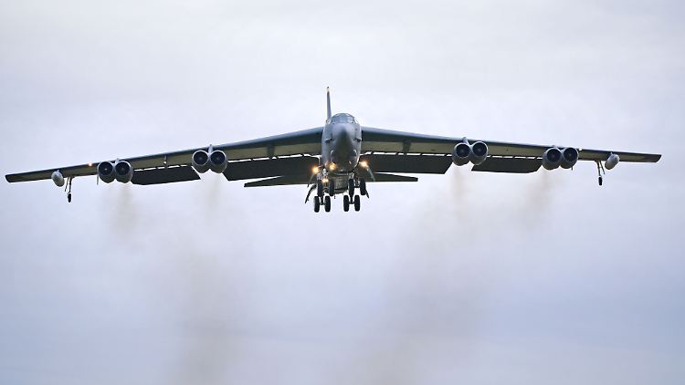 Ein B-52-Bomber der US Air Force landet im Februar 2022 auf dem Luftwaffenstützpunkt RAF Fairford in England. 