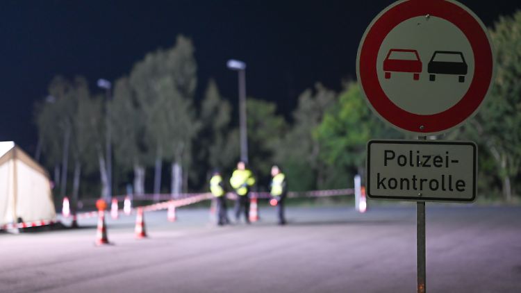 Unerlaubte Einreisen und Schleusungen: Polizisten kontrollieren die Grenze zwischen Niedersachsen und den Niederlanden. 