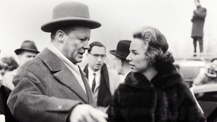 Ethel Kennedy 1962 bei einem Berlin-Besuch an der Seite des Regierenden Bürgermeisters und späteren Bundeskanzlers Willy Brandt. 