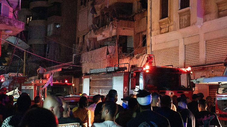 Mehrere Feuerwehrautos, Krankenwagen und Rettungskräfte sind in Ras Al Naba im Einsatz. 