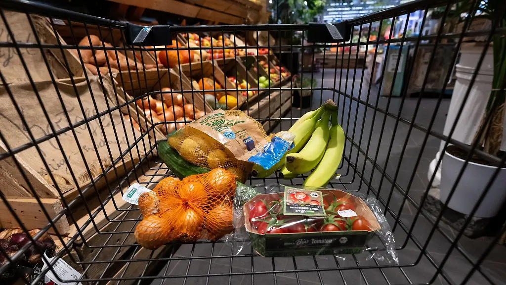 Verschiedene-Lebensmittel-liegen-in-einem-Supermarkt-in-einem-Einkaufswagen