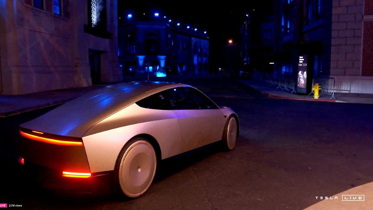 Das "Cybercab" hat zwei nach oben öffnende Flügeltüren und sieht aus wie ein Coupé auf Basis des Tesla-Bestsellers Model 3. Bis zum Produktionsstart dürften aber noch mehrere Jahre vergehen.
