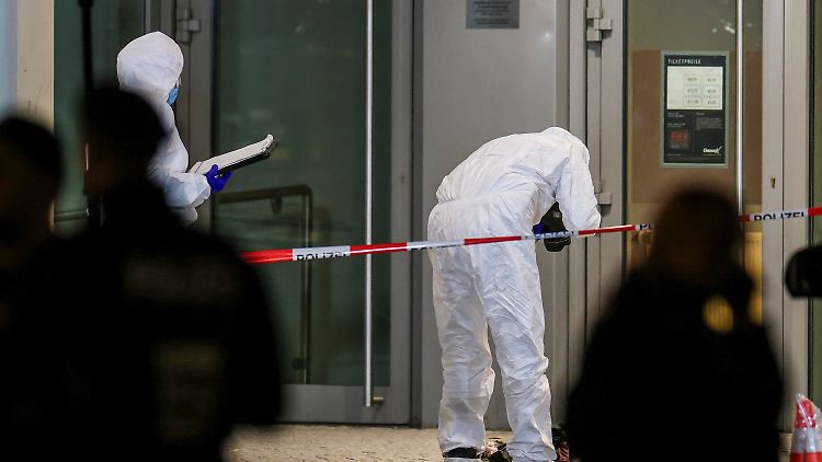 Ermittler sichern Spuren vor einem Kino in der Nähe des Hauptbahnhofes.