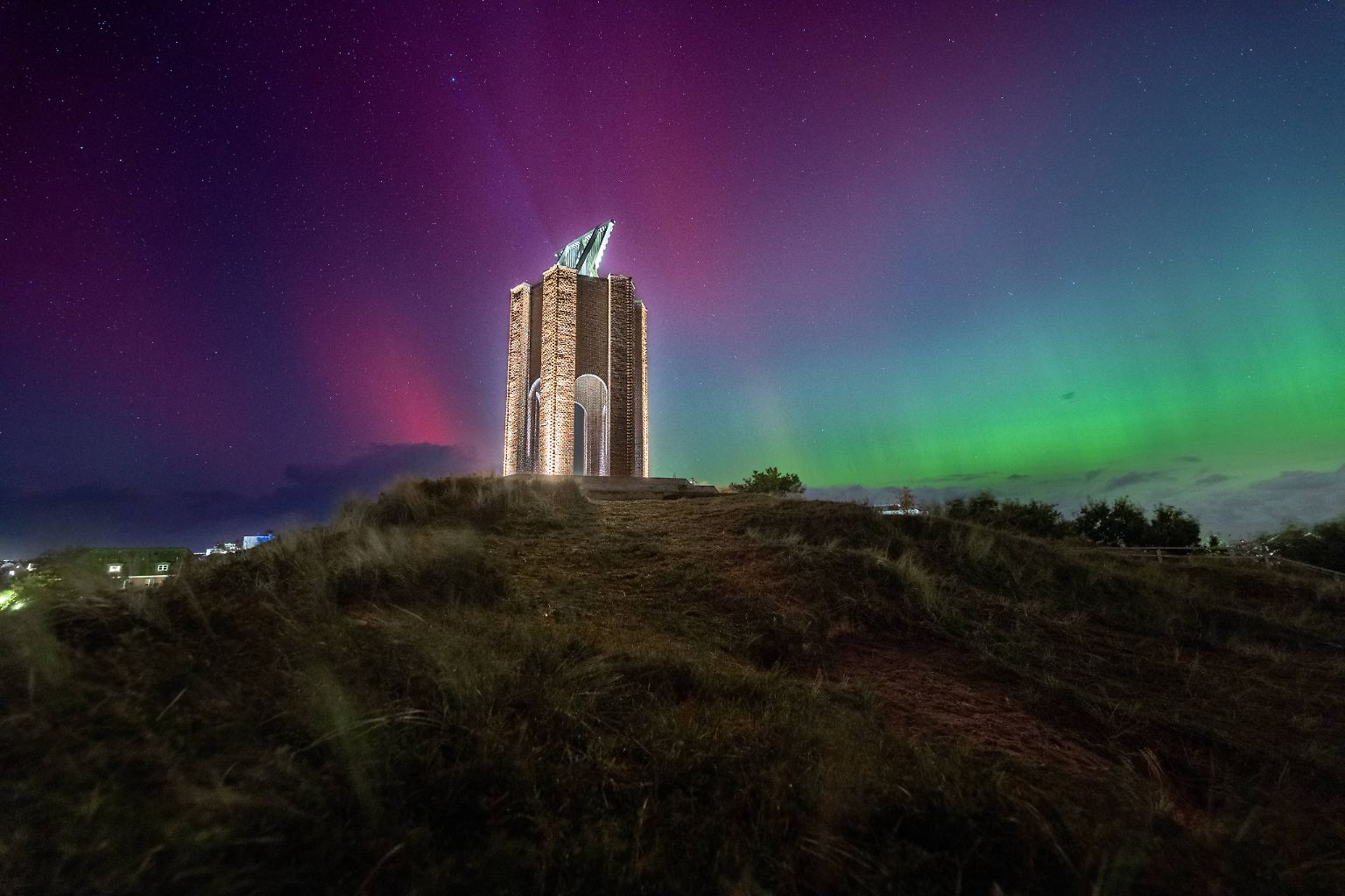 Das Kap auf Norderney wurde von Polarlichtern über der Nordsee in Szene gesetzt.