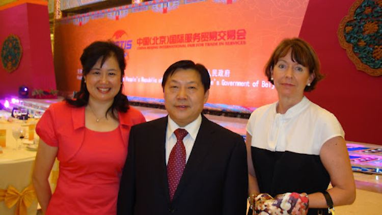 Die Kölner Oberbürgermeisterin Henriette Reker (rechts) posiert in Peking für ein Foto mit Lu Wei, dem einstmals obersten Internetzensoren Chinas und hohen Funktionär der Propagandaabteilung der KPCh. Links daneben "Einheitsfront"-Kontaktfrau Zhou Meng.