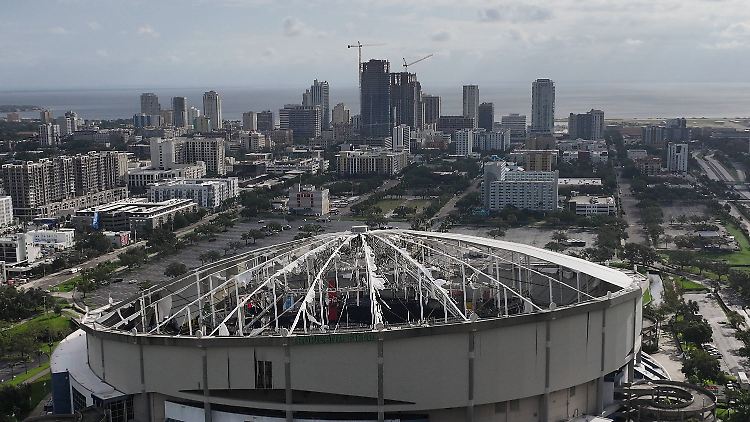 Das Dach des Baseballstadions Tropicana Field in der Stadt St. Petersburg wurde während des Unwetters beschädigt - bisher wurden jedoch keine Verletzten gemeldet.