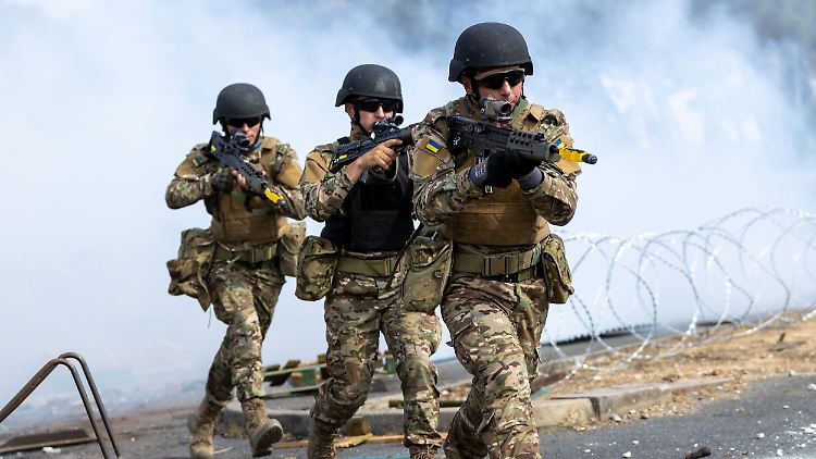 Ukrainische Soldaten bei ihrer Ausbildung in Großbritannien.