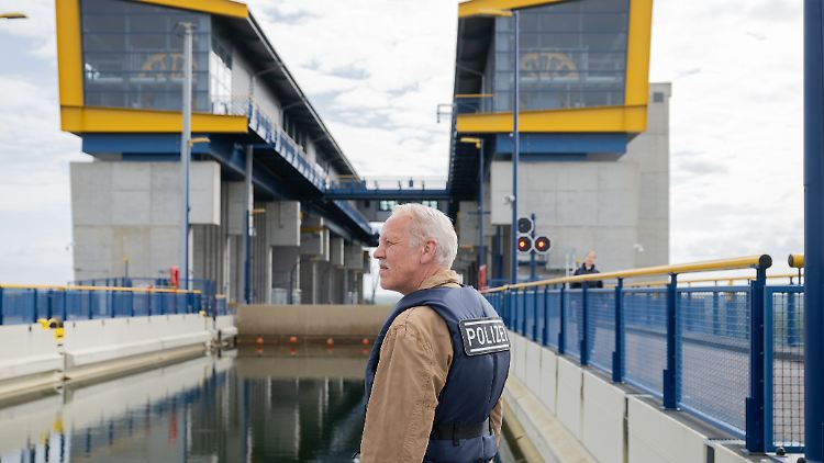 Kommissar Rogov (Frank Leo Schröder) vor dem Hauptdarsteller von "Wasserwege": Dem Schiffshebewerk.