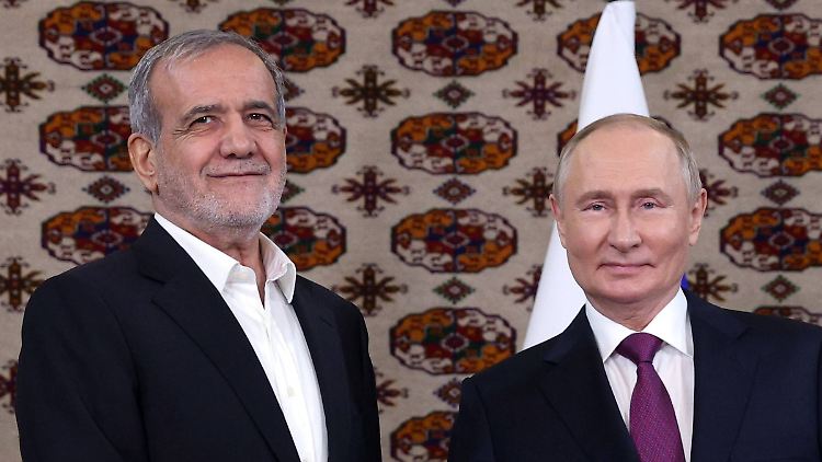 Massud Peseschkian (l.) und Wladimir Putin schließen ein strategisches Partnerschaftsabkommen - hier die Präsidenten des Iran und Russlands bei einem Treffen im Oktober 2024.
