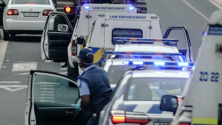 Polizisten in Südafrika nahmen ihre Kollegin fest. Der Beamten wird mehrfacher Mord vorgeworfen.