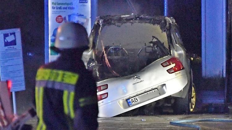 Der Wagen brannte neben der Zapfsäule vollständig aus.