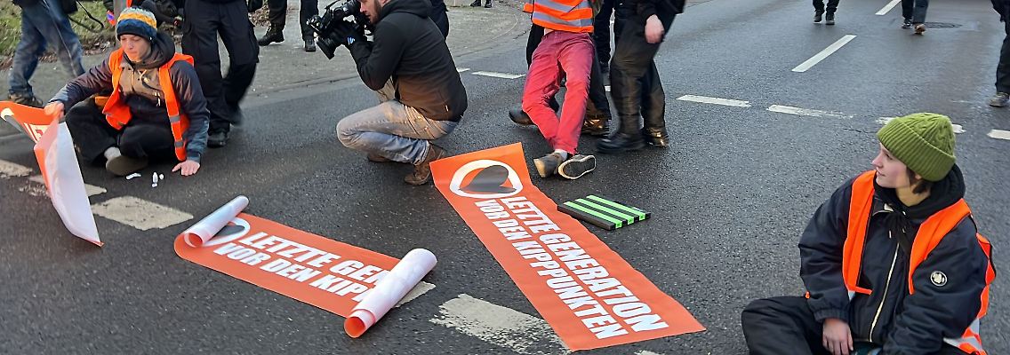 Im Zusammenhang mit Protestaktionen unter anderem der "Letzten Generation" sind in Sachsen-Anhalt 38 Ermittlungsverfahren eingeleitet worden. (Archivbild)