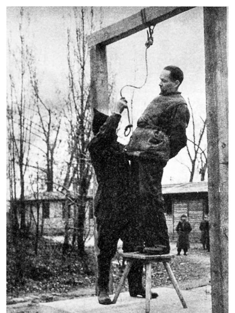 Rudolf Höß wenige Momente vor seiner Hinrichtung am Galgen.