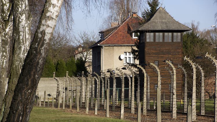 Hinter Stacheldrahtzaun und Wachturm liegt die Kommandantenvilla, in der Rudolf Höß mit seiner Familie von 1941 bis 1944 wohnte.