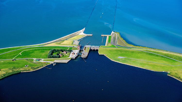Das Sperrwerk Leysiel in Ostfriesland hilft unter anderem bei der Entwässerung tief liegender Gebiete in der Region.