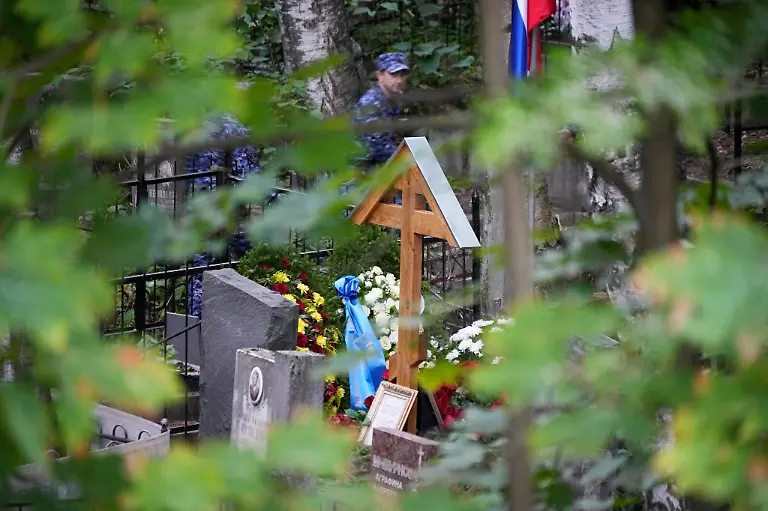 Nach-seiner-Beerdigung-auf-dem-Friedhof-Porochowskoje-in-St-Petersburg-liegen-Blumen-auf-dem-Grab-von-Jewgeni-Prigoschin-Ueber-Ort-und-Zeit-der-Beisetzung-war-in-Russland-seit-Tagen-spekuliert-worden