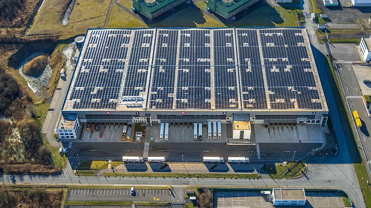 Dächer von Gewerbeimmobilien für Solarenergie zu nutzen, ist kompliziert.