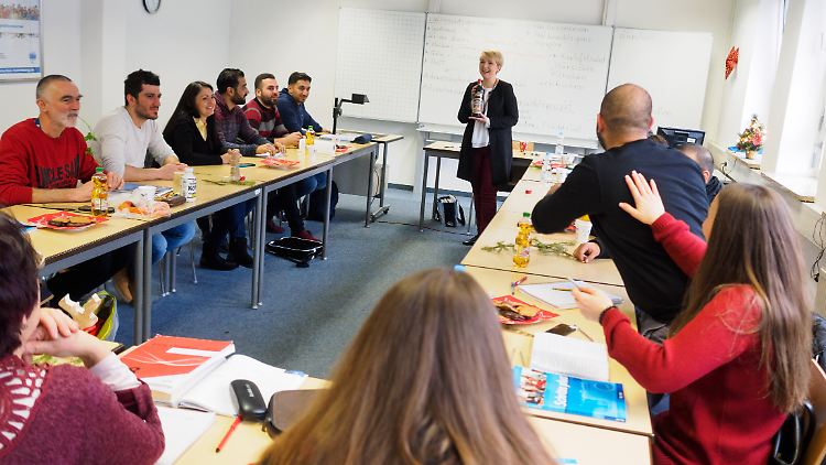 In Integrationskursen lernen Migranten Deutsch, außerdem werden sie mit der Rechtsordnung und Geschichte des Landes vertraut gemacht.