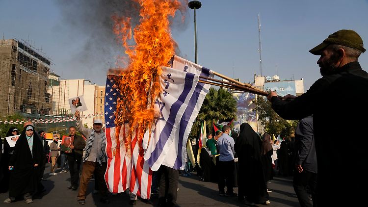 Zündelnde Demonstranten in Teheran. Die USA fürchten, dass der Iran Ölfelder in Saudi-Arabien angreifen könnte.  