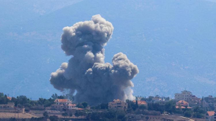 In der südlibanesischen Region Nabatieh greifen die israelischen Streitkräfte aus der Luft an. 