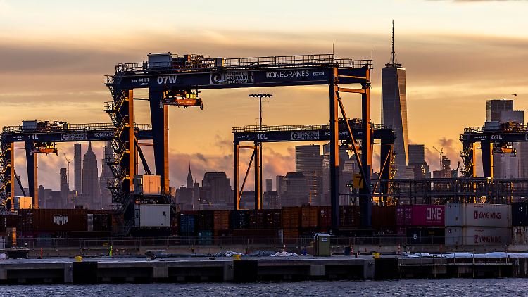 Kräne und Schiffscontainer sind in Port Jersey während eines Hafenstreiks in Bayonne mit der Skyline von New York City im Hintergrund zu sehen.