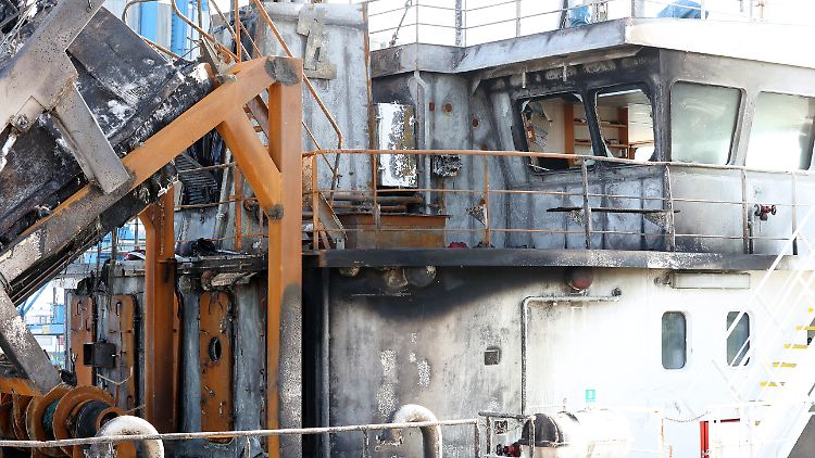 Das Feuer verursachte einen großen Schaden auf dem Tankschiff "Annika". Nun liegt es am Überseehafen in Rostock. 