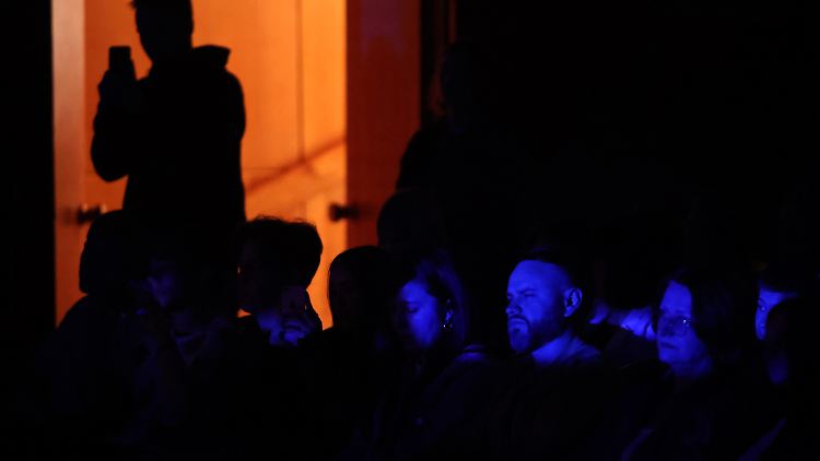 Menschen im Publikum bei einem Okean-Elzy-Konzert im Mai, dessen Ticketerlöse an die Streitkräfte der Ukraine gingen.