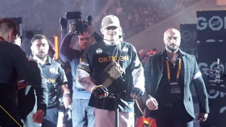 Max Holzer düst auf dem E-Scooter in die Halle.