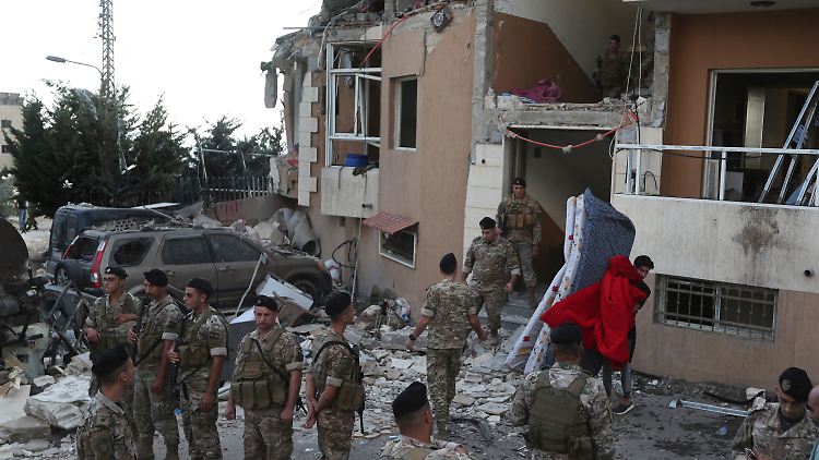 Nach einem Luftschlag in einem Dorf südlich von Beirut holt ein Mann eine Matratze aus einem zerstörten Haus. 