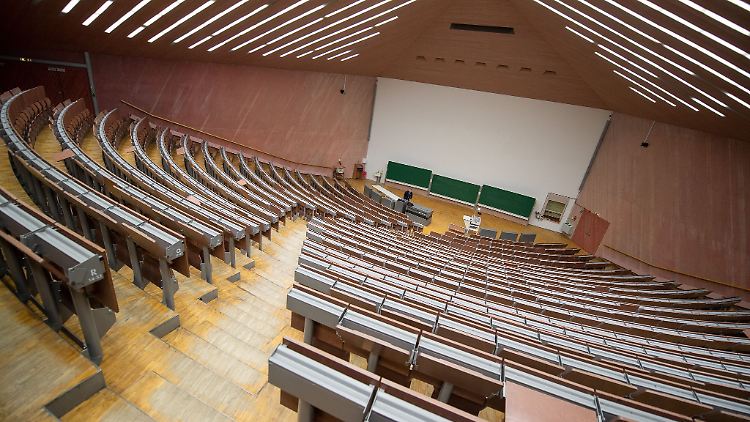 In Baden-Württemberg schreiben sich immer mehr ältere Menschen für ein Studium an einer Universität ein. Besonders beliebt sind Geisteswissenschaften. (Symbolbild)