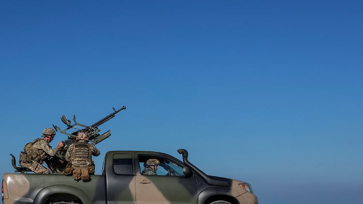 Die Ukraine braucht Munition, alleine um - wie diese Soldaten hier - ihre Ortschaften vor dem konstanten russischen Beschuss zu schützen.