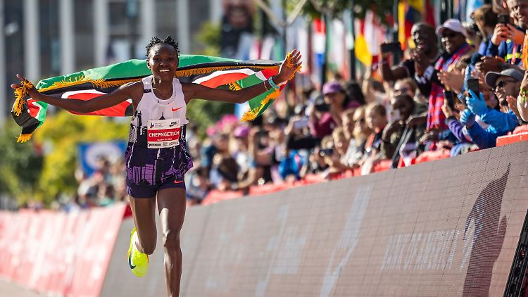 Siegerin Ruth Chepngetich versetzt die Leichtathletik in Fassungslosigkeit.