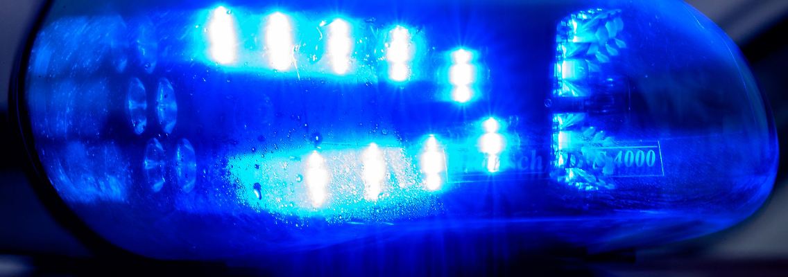 Ein Radfahrer ist bei einem Zusammenstoß mit einem Auto schwer verletzt worden. (Symbolbild)