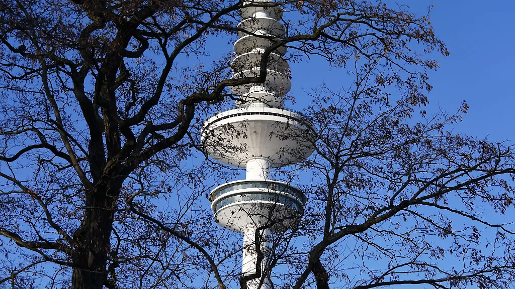 Blick-auf-den-Fernsehturm-Heinrich-Hertz-Turm
