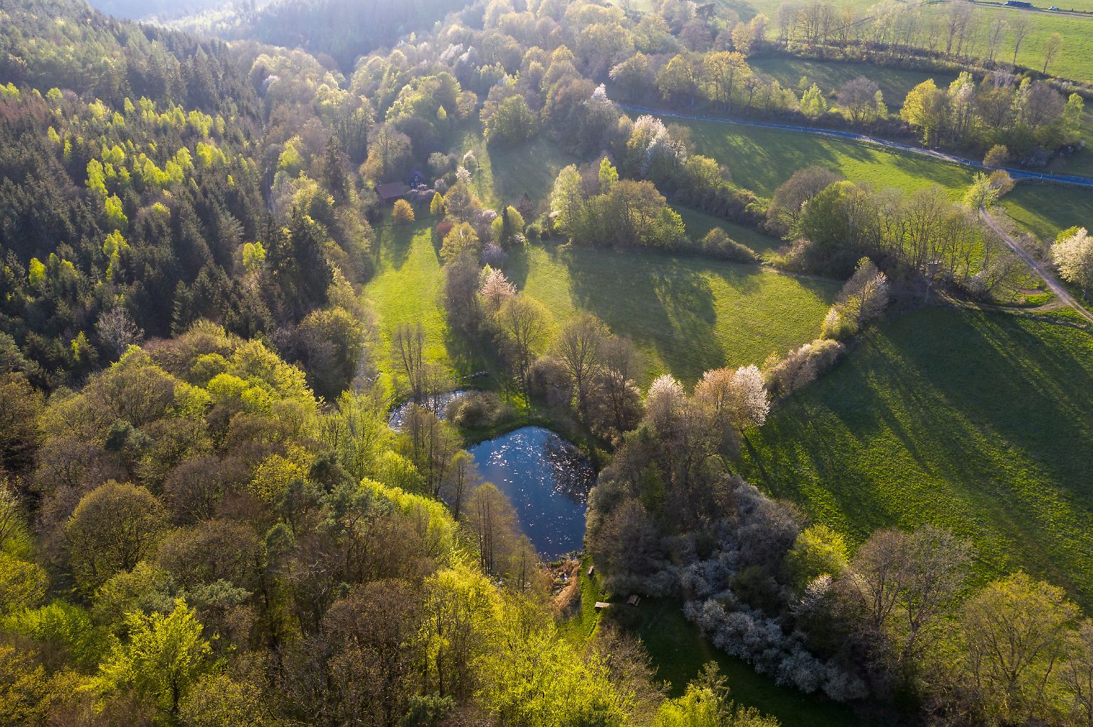 "Hessisches Kegelspiel"? Der Name der Ferienregion in Osthessen leitet sich von den kegelförmigen Vulkanbergen ab. Dort geht Reisefotograf Holger Leue auf farbenfrohe Streifzüge durch alle Jahreszeiten.