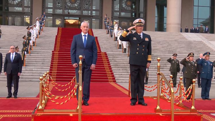 Der russische Verteidigungsminister Beloussow (l.) und sein chinesischer Amtskollege Dong bei der Begrüßungszeremonie in Peking. 
