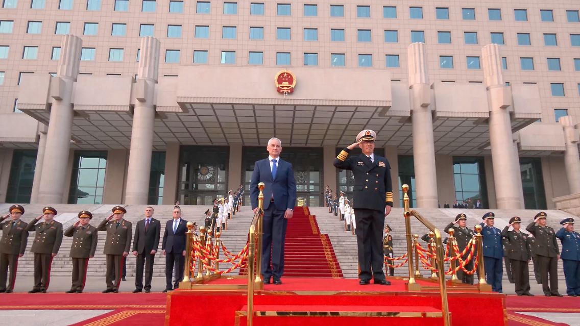 Der chinesische Verteidigungsminister Dong Jun mit seinem russischem Amtskollegen Andrej Beloussow bei einer Empfangszeremonie in Peking.