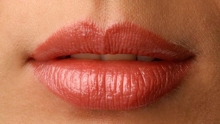 Etwas mehr Volumen? Lip-Plumper sollen die Lippen mithilfe von Chili, Menthol oder Hyaluronsäure kurzfristig aufpolstern. 