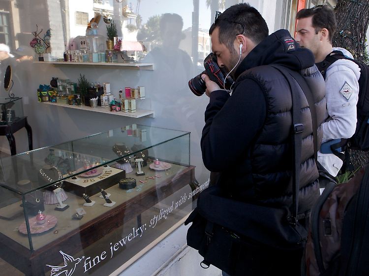 Fotografen vor dem Kamofie&Company-Juweliergeschäft in Venice. Hier soll Lohan geklaut haben.