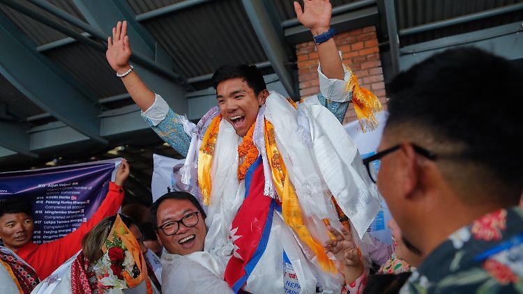 Weltweit seien Sherpas als Bergführer bekannt, wurde Nima Rinji im März auf der Landes-Website für Nepal des UN-Entwicklungsprogramms (UNDP) zitiert. "Ich will diese Wahrnehmung ändern." 